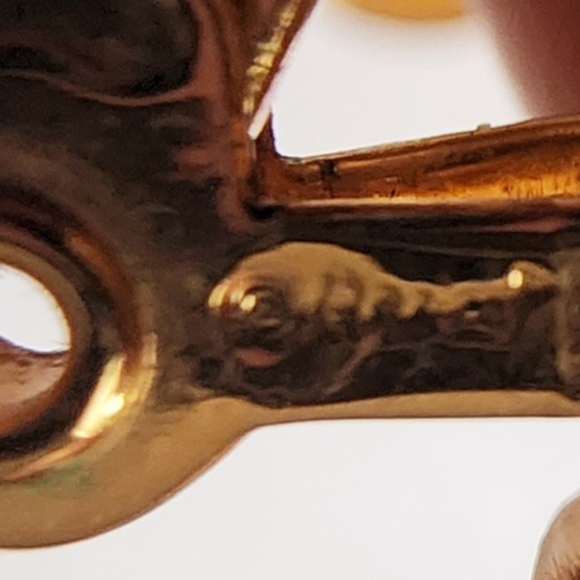 Vintage Trifari unique shaped cream enameled gold plated clip on earrings - Picture 6 of 9